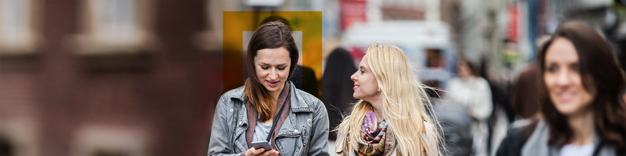 vrouw kijkt op telefoon op straat