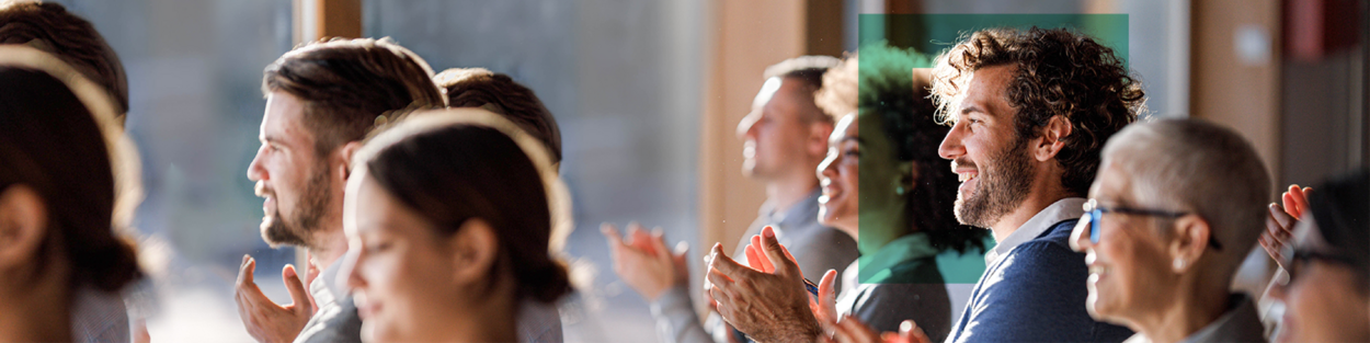 groep mensen applaudisseert