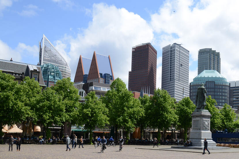 Afbeelding van de gebouwen van verschillende ministeries aan de skyline genomen vanaf het Plein te Den Haag